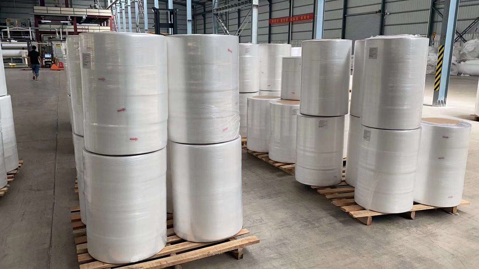 โรงงานผู้ผลิตวัตถุดิบของเนื้อเยื่อเปียก Spunlace ม้วนผ้านอนวูฟเวน