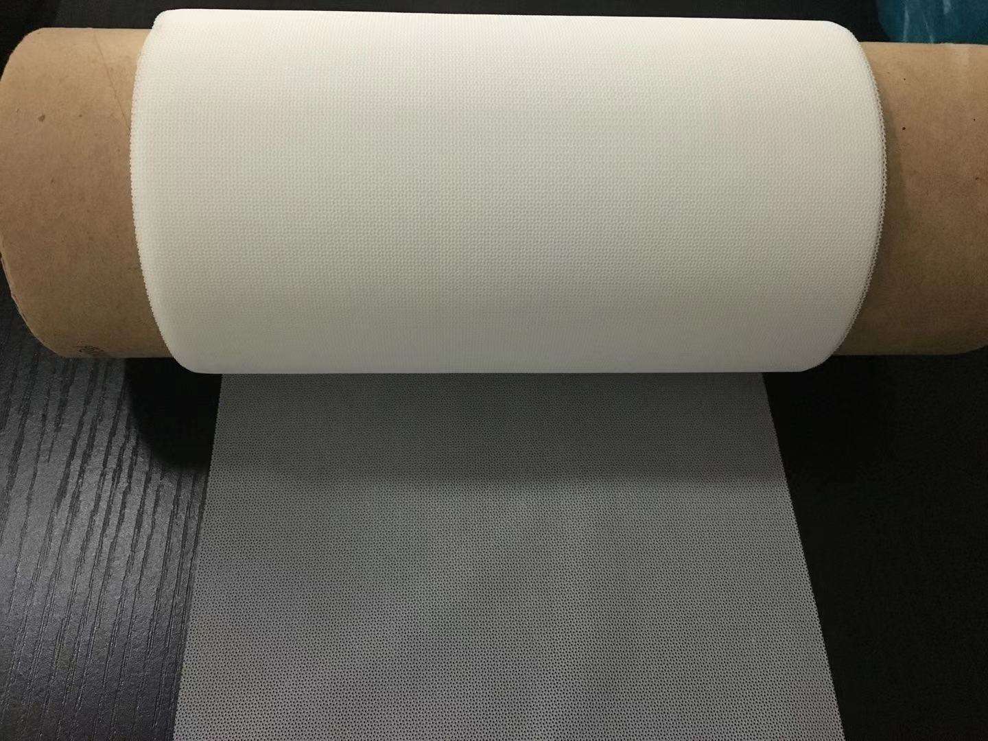 ฟิล์มพรุน PE นุ่มคุณภาพสูงสำหรับวัตถุดิบผ้าอนามัย / แผ่นรอง / กางเกงใน